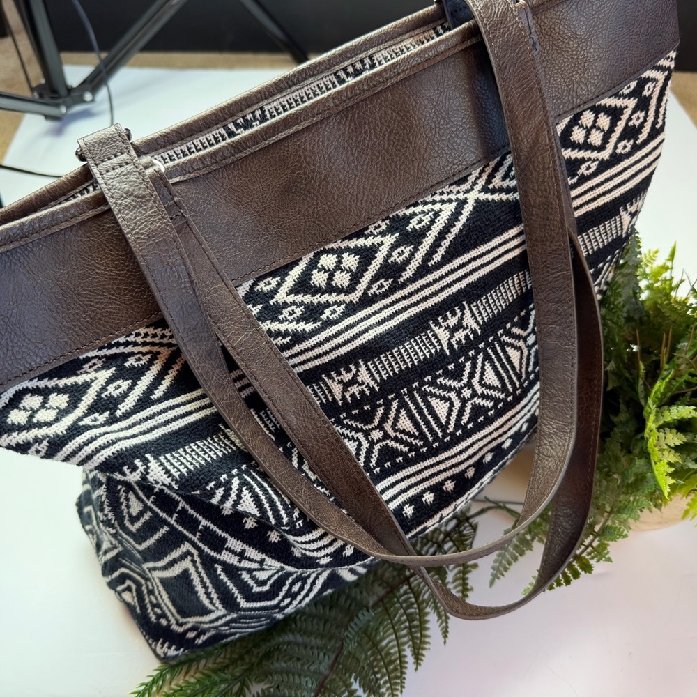 Thirty-One Tribal Black and White Tote